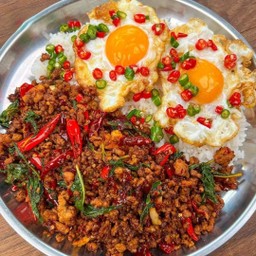 กระเพราหมูพริกแห้ง+ไข่แฝด