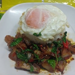 กระเพราหมูกรอบ