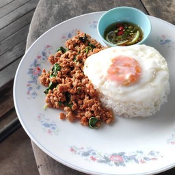 กะเพราหมูสับราดข้าว