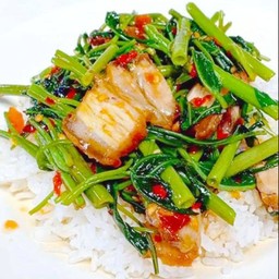 ข้าวผักบุ้งหมูกรอบ