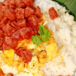 ข้าวหน้าไข่ขยี้น้ำปลา,กุนเชียงหั่นเต๋าผัดซอสมะเขือเทศ