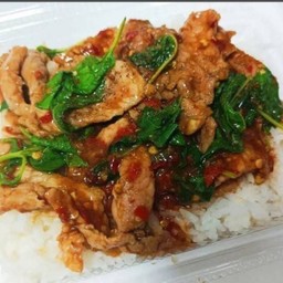 ผัดกระเพราหมูนุ่มราดข้าว