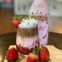 กาแฟนมสตอเบอรี่ (เย็น)