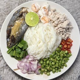ยำขนมจีนแม่หมู