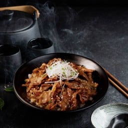 ข้าวหน้าหมูซอสผัดเผ็ด