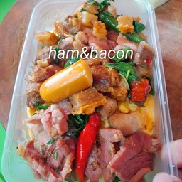 ข้าวไข่ข้นกะเพราหมูกรอบเบคอน