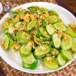 ผัดแตงกวาใส่ใข่ราดข้าว