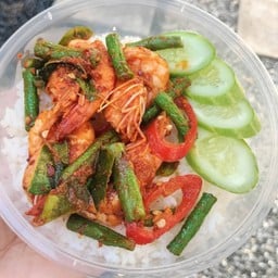ข้าวราดผัดพริกแกงกุ้งใส่ถั่ว