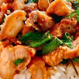 ผัดกระเพราหมูกรอบเป็นกับข้าว