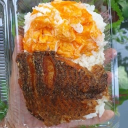 ข้าวปลาแกะ+ไข่ขยี้ เนื้อปลาครึ่งตัว+น้ำปลาพริก