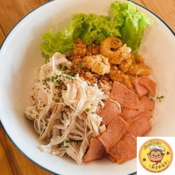 เส้นหมี่ไก่ฉีกแฮมย่าง(ในชุดมีน้ำพริกกากหมูให้1ซอง)