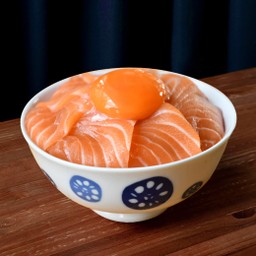เมชิข้าวหน้าปลาแซลมอนและไข่ญี่ปุ่นพรีเมี่ยม