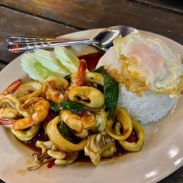 กะเพราแม่ด่า ลูกชิ้นทอด อาหารตามสั่ง ก๋วยเตี๋ยวต้มยำมะนาว