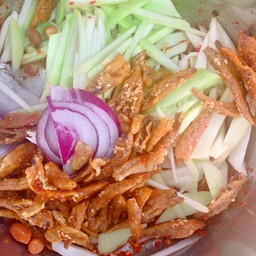 ยำมะม่วงปลากรอบ