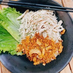 เส้นหมี่ไก่ฉีก(ในชุดมีน้ำพริกกากหมูให้1ซอง)