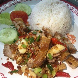 ข้าวหมูกรอบคั่วพริกเกลือ