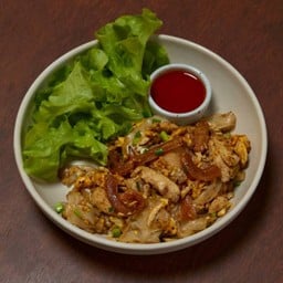 ก๋วยเตี๋ยวคั่วไก่ทรงเครื่อง