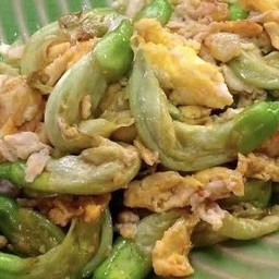 ดอกแคผัดไข่