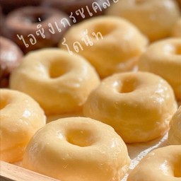 โดนัทเคลือบน้ำตาล 1 ชิ้น