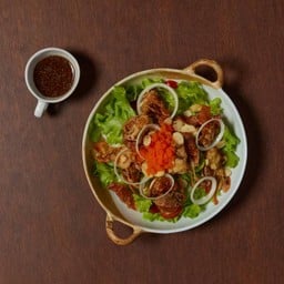 สลัดปูนิ่มทอดกรอบ พร้อมซอสงาซีอิ้ว