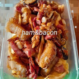 ข้าวไข่ข้นรวมมิตรทอดกระเทียม(หมูกรอบ+แฮม+เบคอน+เห็ด)