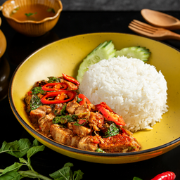 กะเพราหมูกรอบราดข้าว