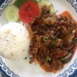 ข้าวราดพริกเผาเนื้อ