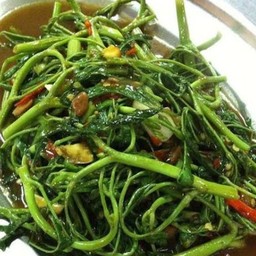 ผัดผักบุ้งไฟแดงเป็นกับข้าว