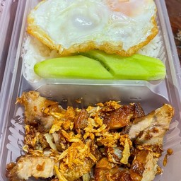 หมูกรอบ ผัดกระเทียม ราดข้าว