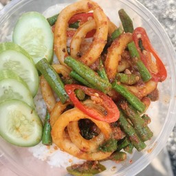 ข้าวราดผัดพริกแกงปลาหมึกใส่ถั่ว