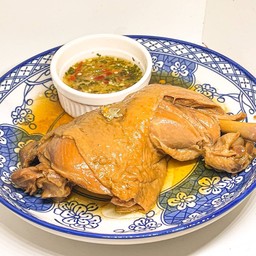 น่องไก่ติดสะโพกต้มน้ำปลา (น้ำจิ้มสูตรโบราณ) ไซส์ M 2 ชิ้น