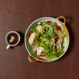 สลัดอกไก่นุ่ม พร้อมซอสงาซีอิ้ว