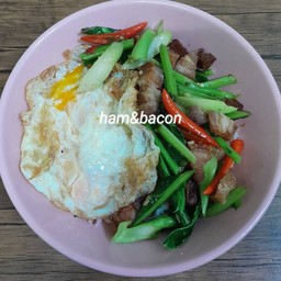 คะน้าหมูกรอบไข่ดาวราดข้าว