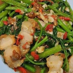 ผักบุ้งไฟแดงหมูกรอบ