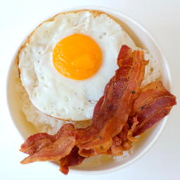 ข้าวเบคอนไข่ดาว