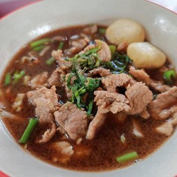 ก๋วยเตี๋ยวหมู-เนื้อน้ำตก เจ๊บี