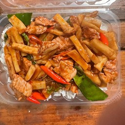 ผัดพริกแกงไก่ใส่หน่อไม้