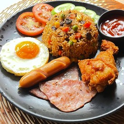 ข้าวผัดอเมริกัน(ไก่เปลี่ยนจากน่องเป็นชิ้นไม่มีกระดูก)