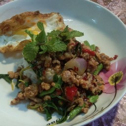กระเพราหมูสับไข่ดาว