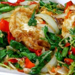 ข้าวกระเพราไข่ดาว