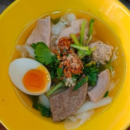ก๋วยจั้บน้ำใส น้ำซุปพริกไทยเผ็ดร้อน สไตล์เยาราช