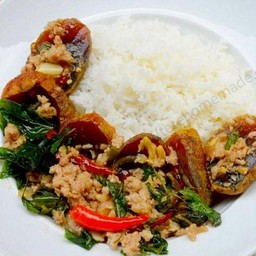 ข้าวกระเพราไข่เยี่ยมม้า