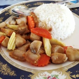 ผัดเห็ดใส่หมูกรอบ