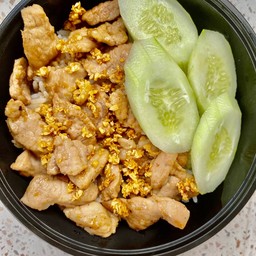 หมูกระเทียมพริกไทย ราดข้าว