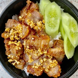 หมูกรอบทอดกระเทียม ราดข้าว