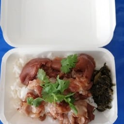 ราดข้าวเนื้อหนังไข่ กุนเชียง ใส้