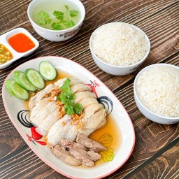 ครัวคุณมี (ฮาลาล) ข้าวมันไก่สิงคโปร์ กะเพราเนื้อโคขุน เสรีไทย -