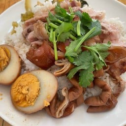 ข้าวขาหมูสูตรเยาวราช🧧🎏 ร้านเตี๋ยวตุ๋น by เจ๊หลอด อรัญประเทศ