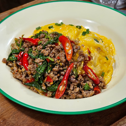 ข้าวไข่ข้นกะเพราเนื้อบด