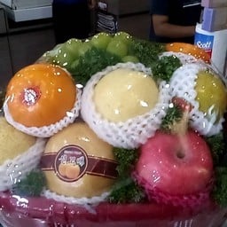 กระเช้าของไหว้ผลไม้มงคล ผลไม้ 5 อย่าง  (ผลไม้อาจมีปรับเปลี่ยนแต่เป็นผลไม้มงคลทั้งหมด)